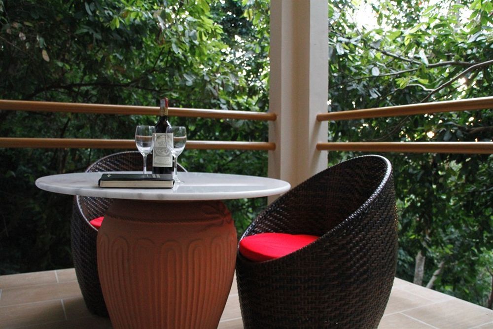 Ambong Rainforest Retreat Pantai Tengah  Exteriör bild