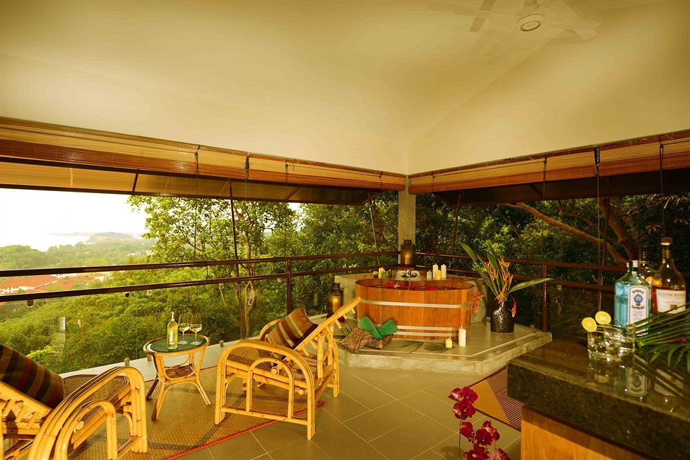 Ambong Rainforest Retreat Pantai Tengah  Exteriör bild