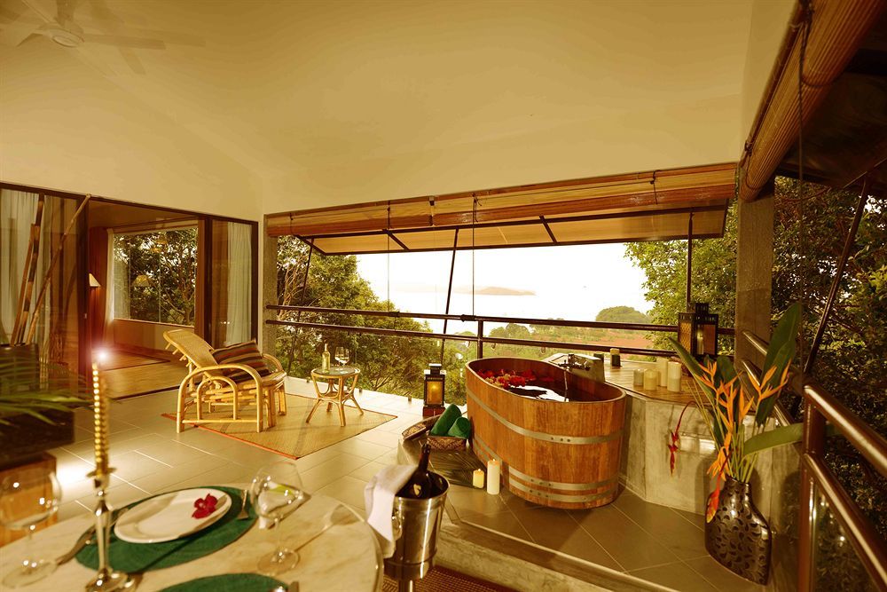 Ambong Rainforest Retreat Pantai Tengah  Exteriör bild