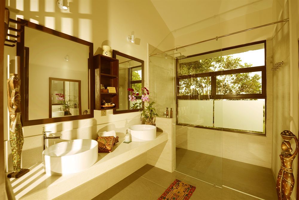 Ambong Rainforest Retreat Pantai Tengah  Exteriör bild